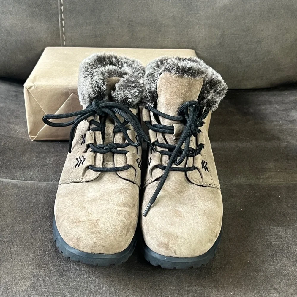 Cobbler Cuddlers Women's Size 7 Faux Fur Lined Ankle Boots Tan Suede Lace Up EUC